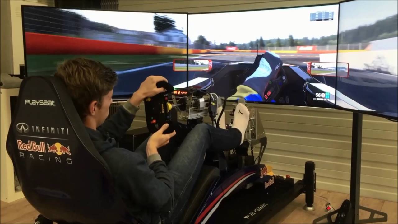 Max Verstappen con su Playseat F1